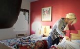VIDEO VIRAL - O menajera a ajuns la hotelul la care lucra si a inceput sa faca curat intr-o camera. ...