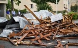 Furtună la Deva. Autoturisme distruse, şapte acoperişuri smulse de vânt şi copaci doborâţi la pământ