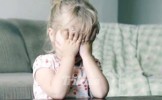 DUMNEZEULE! Un sibian s-a fotografiat in timp ce-si abuza sexual fetita de nici doi ani