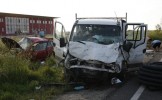 Accident în Vrancea: Un microbuz cu opt persoane s-a răsturnat după ce a fost acroşat de o maşină de...
