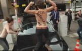 Activistele FEMEN s-au dezbrăcat în faţa premierului tunisian. Fetele au cerut ca trei colege aflate...