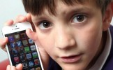Am avut un şoc! O mamă şi-a lăsat băieţelul să se joace pe iPhone, cu o aplicaţie gratuită. Ce fac...