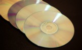CD-URI ŞI DVD-URI CONTRAFĂCUTE OPRITE DE LA VÂNZARE DE CĂTRE JANDARMI